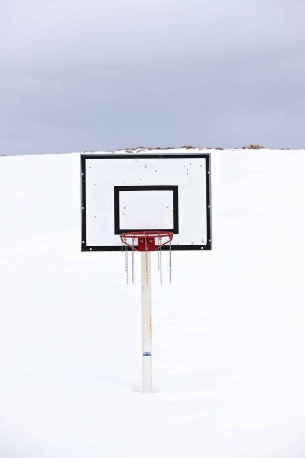 Comment fixer un panier de basket sur une surface irrégulière