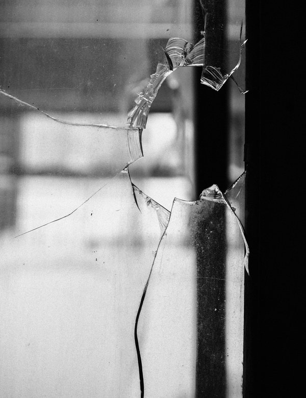 Pourquoi est-il crucial de solliciter un vitrier professionnel en cas de vitres cassées ?