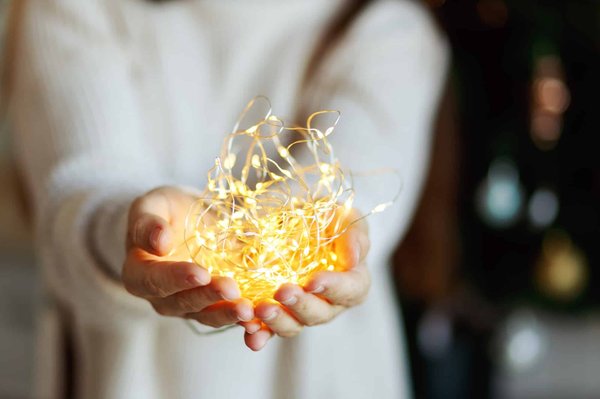 Les meilleures astuces pour intégrer des guirlandes lumineuses dans votre décoration intérieure