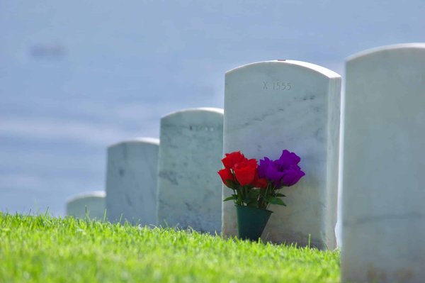 Quels sont les avantages d'utiliser des fleurs artificielles dans un cimetière ?